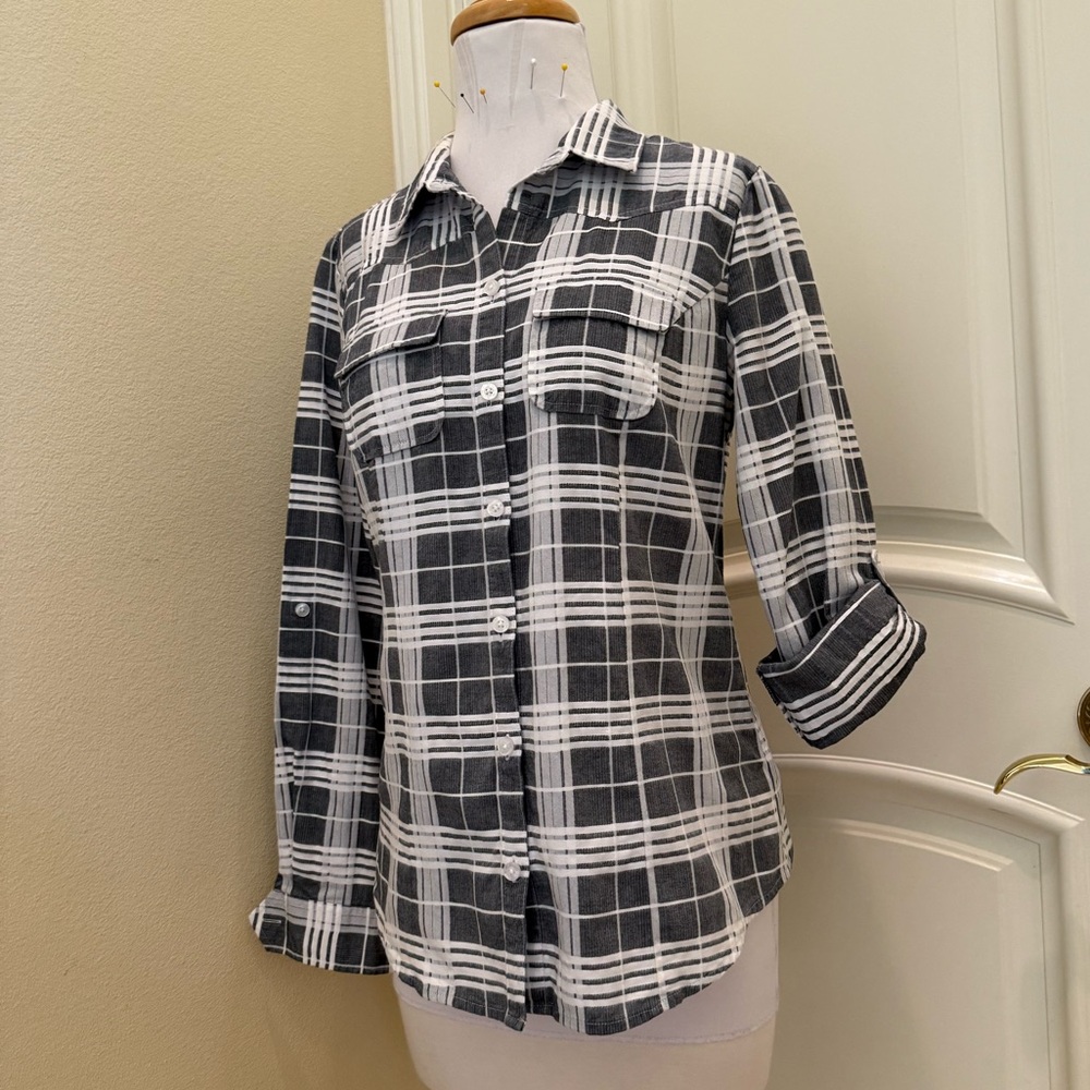 New -Women's gray and White Plaid Button Down Shirt with pockets